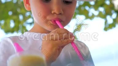 户外饮用新鲜果汁的儿童肖像。 加冰的饮料。 夏季饮料。 旅行概念。 葡萄柚